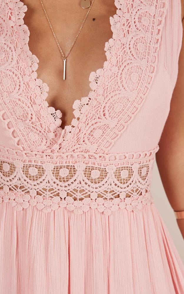 Mini Robe en Dentelle Rose Claire