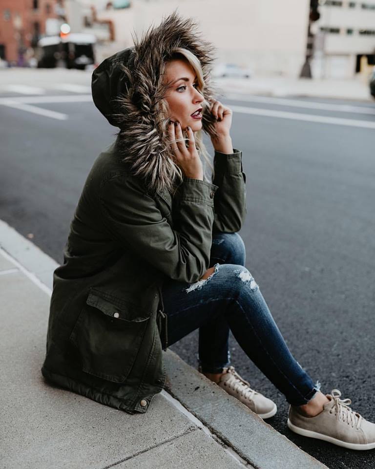 Manteau à Capuche Furrure Militaire Style Porté avec Jeans - CA Mode