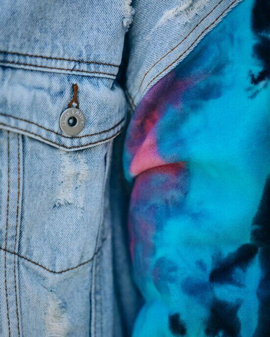 VESTE EN DENIM À CAPUCHE TIE DYE